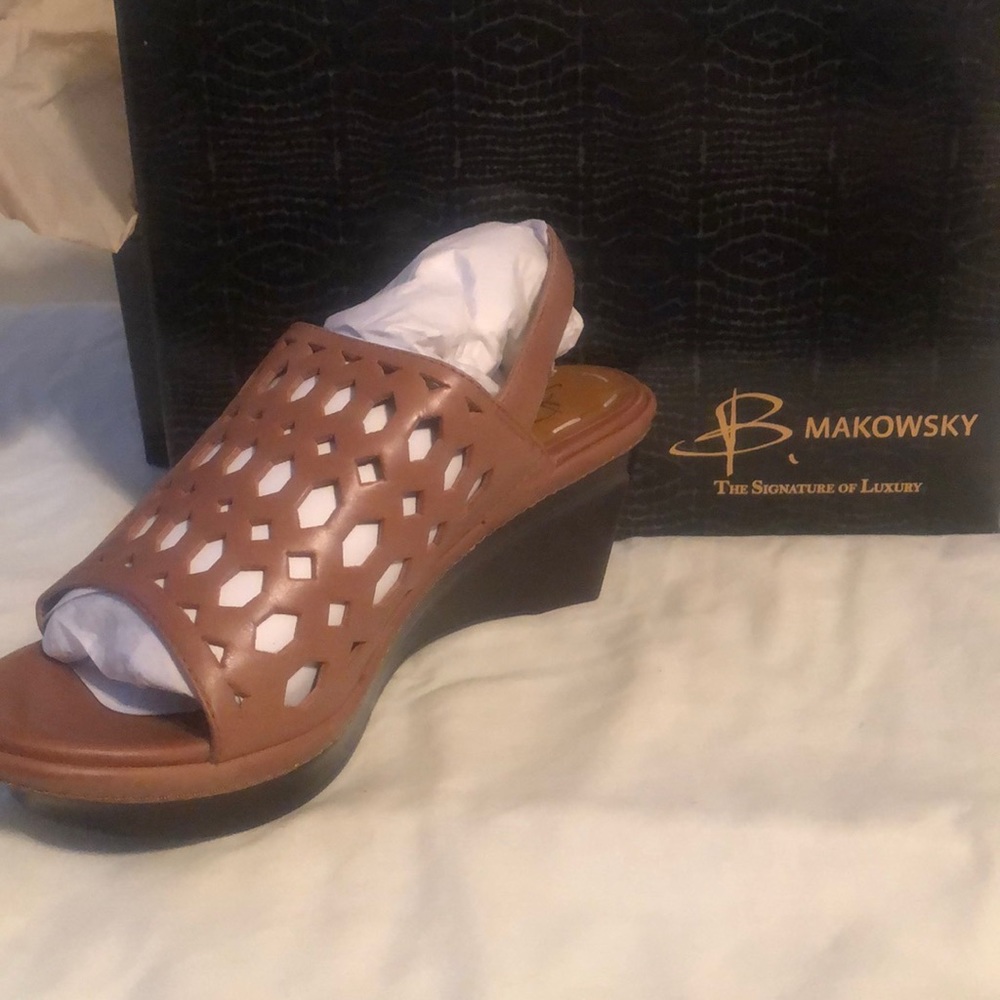 B Makowsky wedge sandals